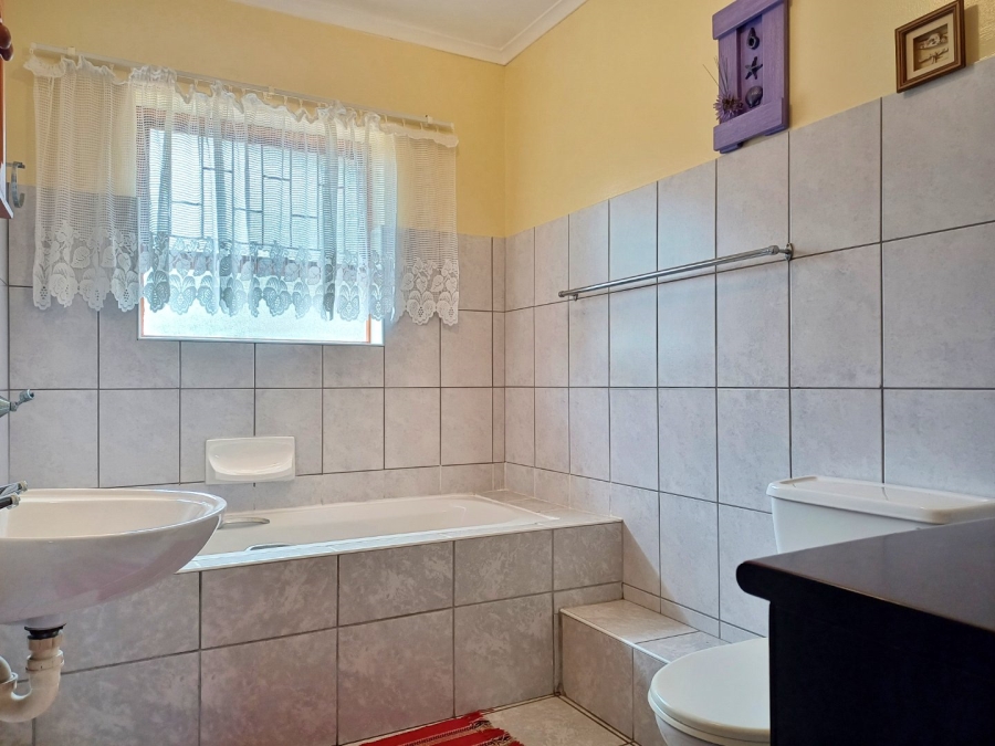 2 Bedroom Property for Sale in Fraaiuitsig Western Cape